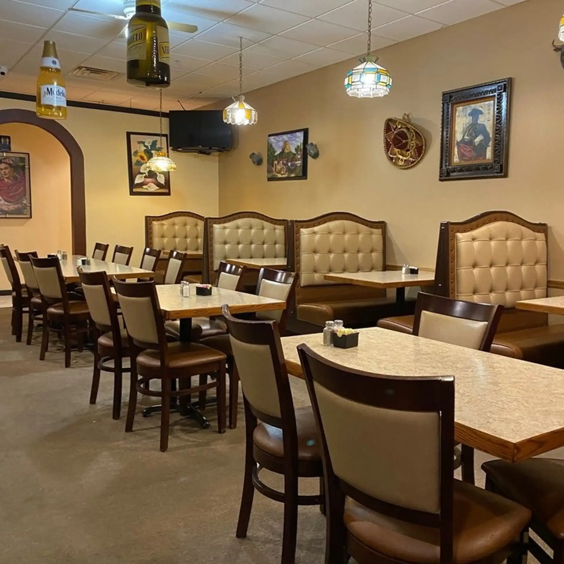 Lively Dining Built For Everyday Moments